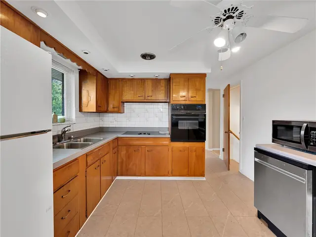 442 Englewood Dr gallery image 27