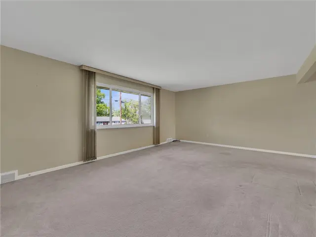 442 Englewood Dr gallery image 28