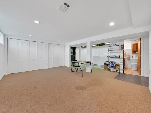 442 Englewood Dr gallery image 35