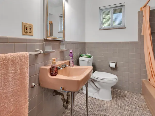 442 Englewood Dr gallery image 37