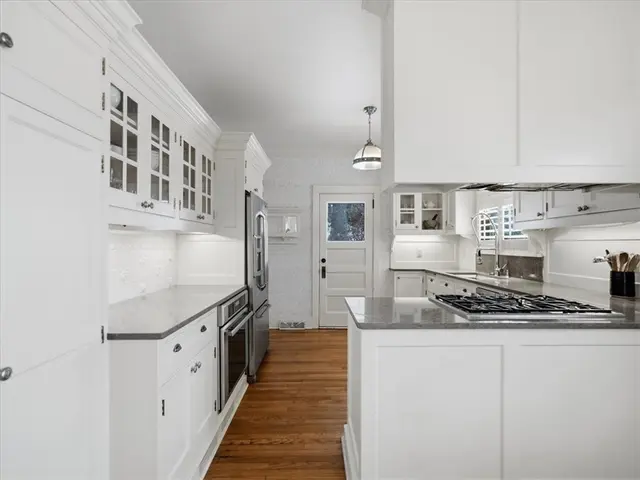 4506 Middle Rd gallery image 10