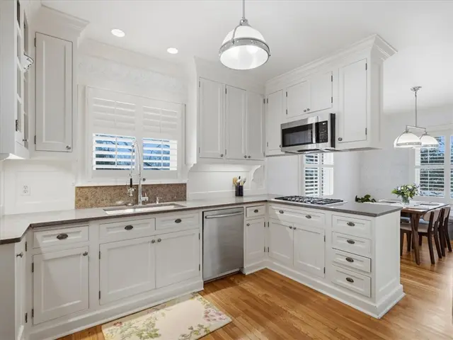 4506 Middle Rd gallery image 11