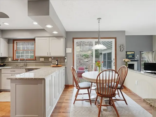 452 Tyburn Dr gallery image 8
