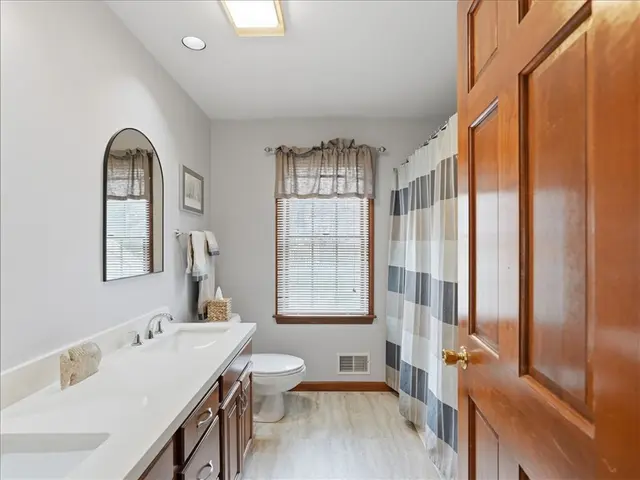 452 Tyburn Dr gallery image 16