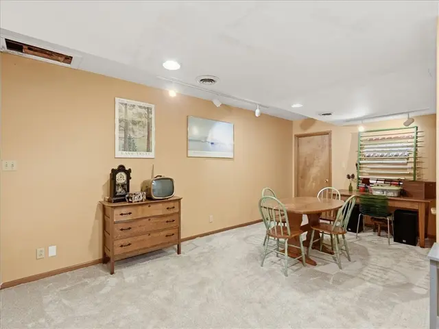 452 Tyburn Dr gallery image 23
