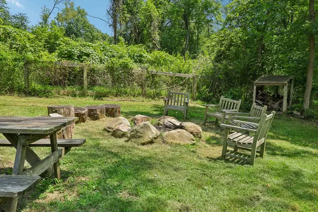 4525 Middle ROAD gallery image 8