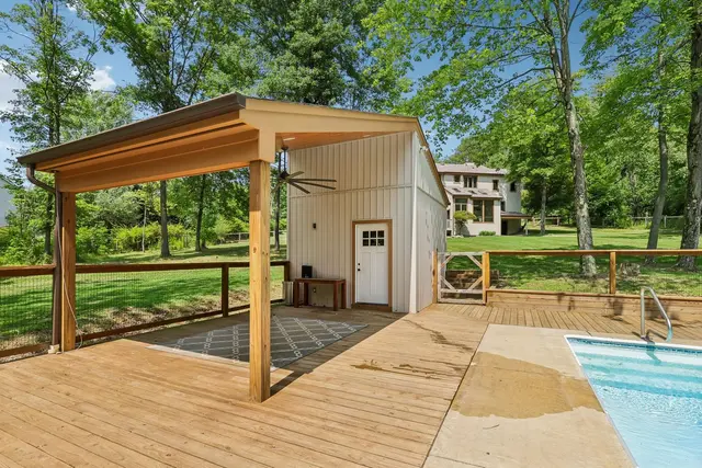 4525 Middle ROAD gallery image 16