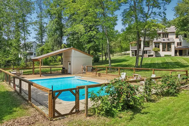 4525 Middle ROAD gallery image 17