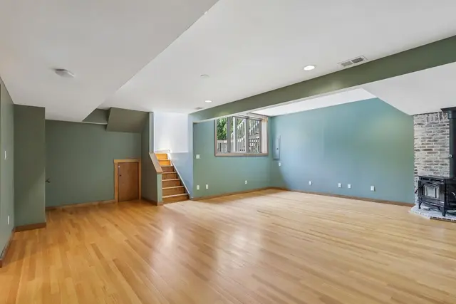 4525 Middle ROAD gallery image 36