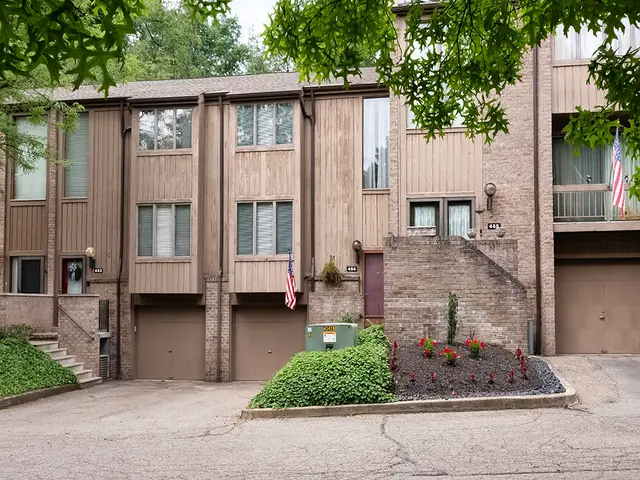 454 Willow COURT gallery image 14