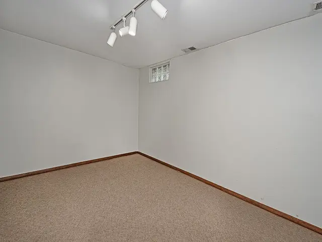 454 Willow COURT gallery image 15