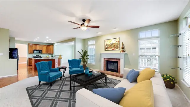 466 Jenny Dr gallery image 3
