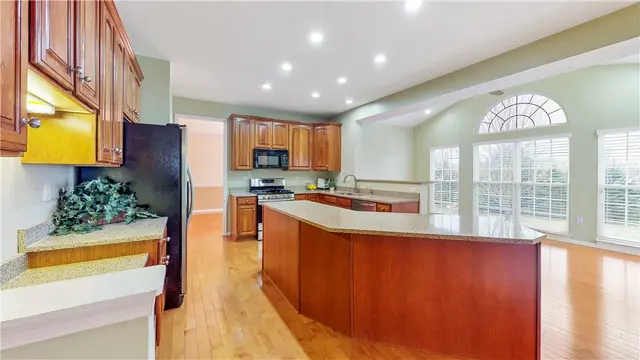 466 Jenny Dr gallery image 5