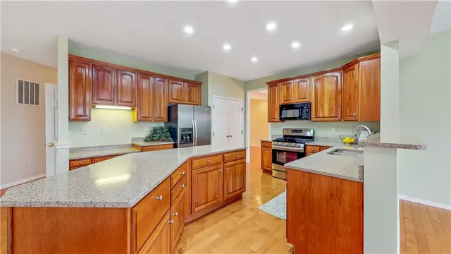 466 Jenny Dr gallery image 6