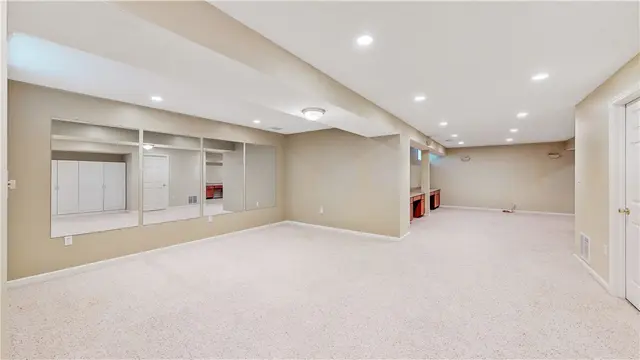 466 Jenny Dr gallery image 22