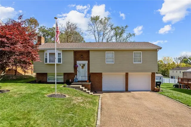4698 Pembroke Ct gallery image 2