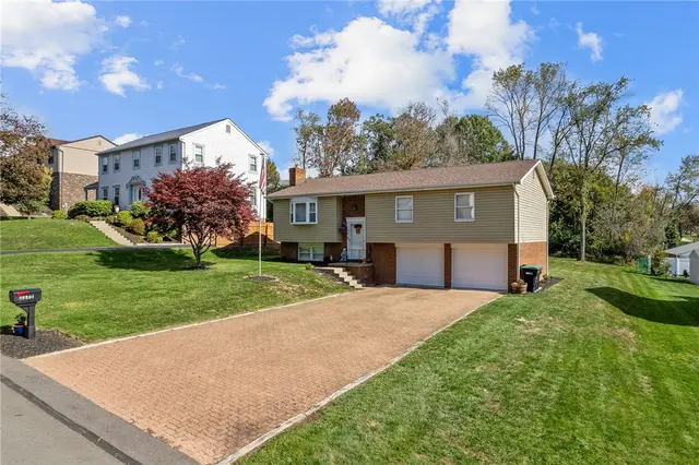 4698 Pembroke Ct gallery image 3