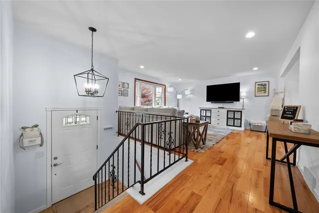 4698 Pembroke Ct gallery image 7