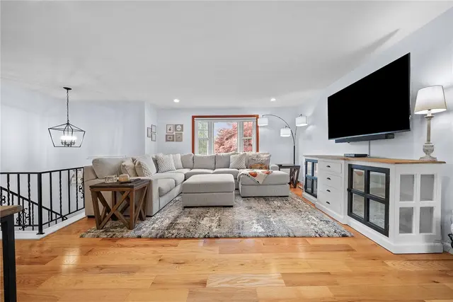 4698 Pembroke Ct gallery image 8