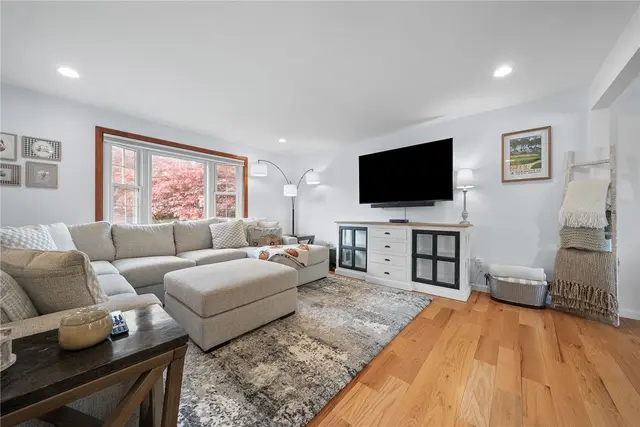 4698 Pembroke Ct gallery image 10