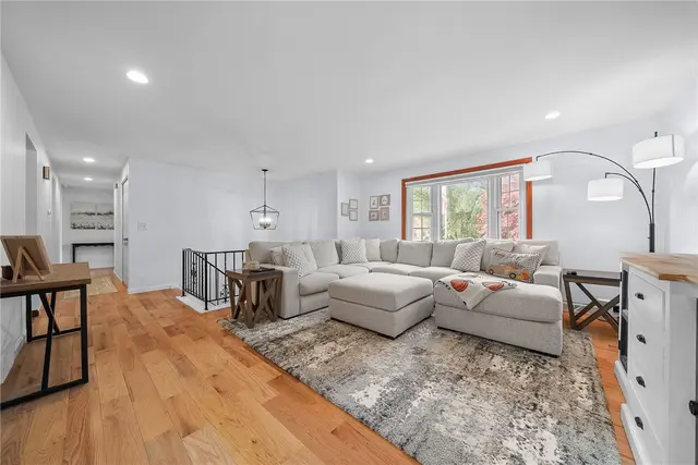 4698 Pembroke Ct gallery image 12