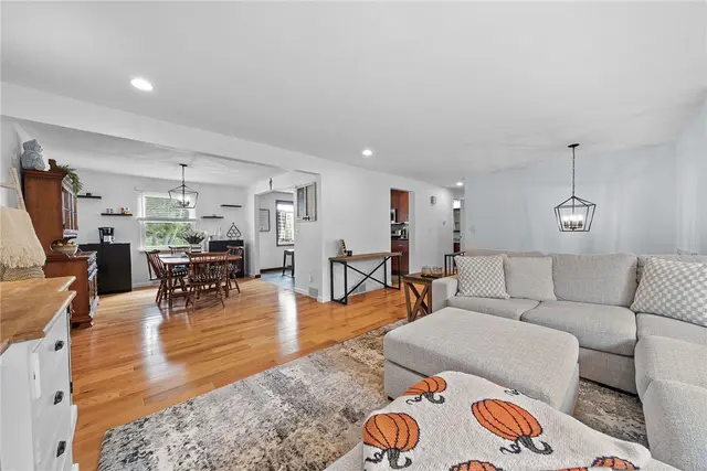 4698 Pembroke Ct gallery image 13