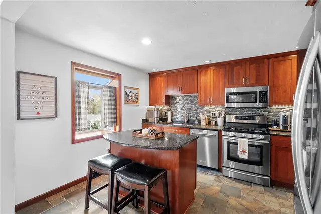4698 Pembroke Ct gallery image 20