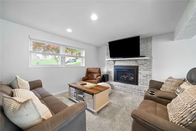 4698 Pembroke Ct gallery image 36