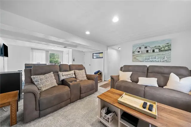 4698 Pembroke Ct gallery image 42