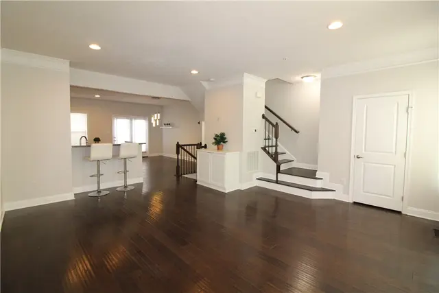 470 Fairmont Dr gallery image 3