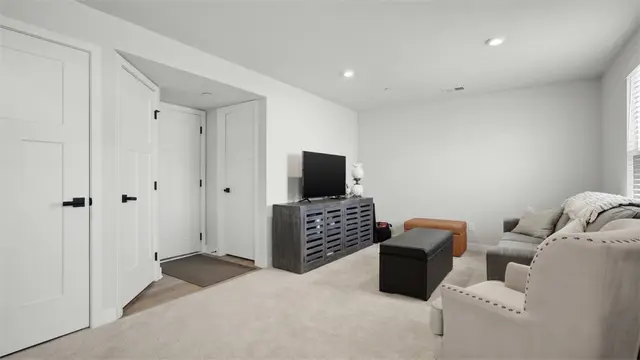 4702 Spruce Rd gallery image 18