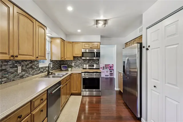 4743 Bayfield Rd gallery image 3