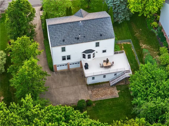 4948 Meadow Crest Dr gallery image 3