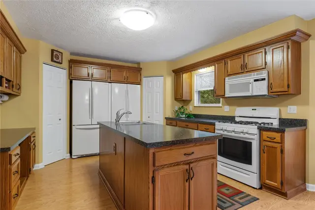4948 Meadow Crest Dr gallery image 5