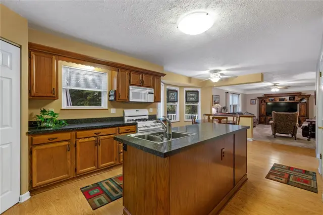 4948 Meadow Crest Dr gallery image 12