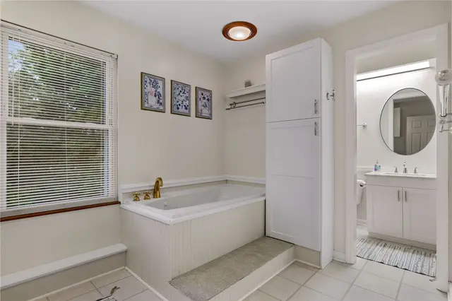 4948 Meadow Crest Dr gallery image 16