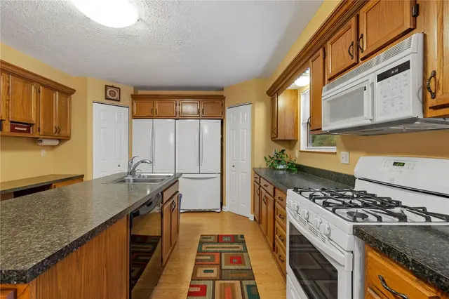 4948 Meadow Crest Dr gallery image 28