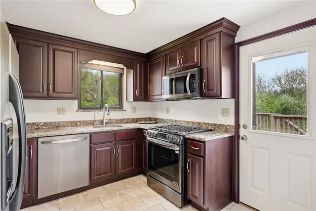 4972 Field Acres Dr gallery image 3