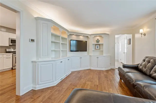 4985 Graphic Dr gallery image 11
