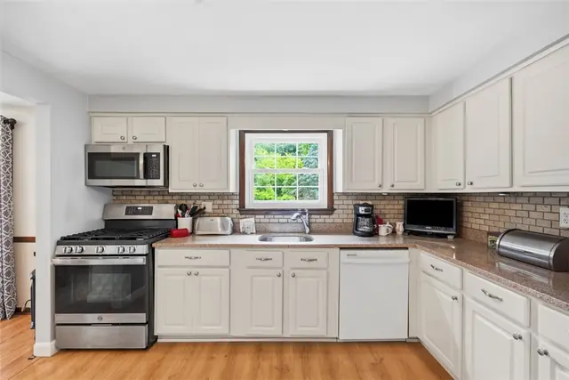 4996 Graphic Dr gallery image 15