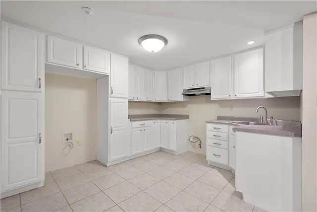 501 Hillside gallery image 17