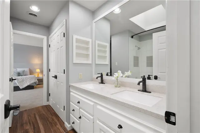 501 Hillside gallery image 23