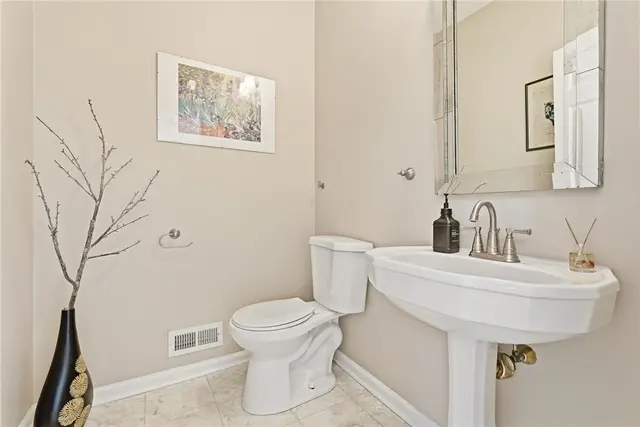 5010 Northfield Drive gallery image 3