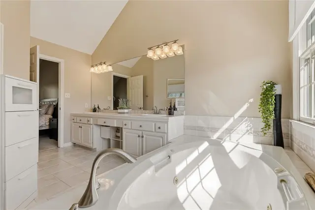 5010 Northfield Drive gallery image 19