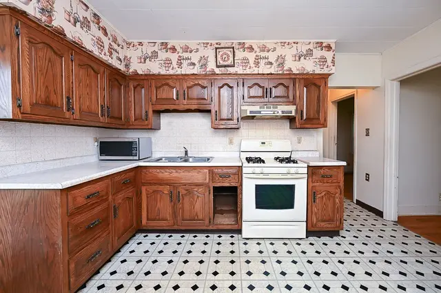 502 Bairdford Rd gallery image 4