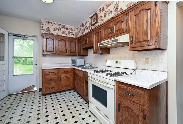 502 Bairdford Rd gallery image 5