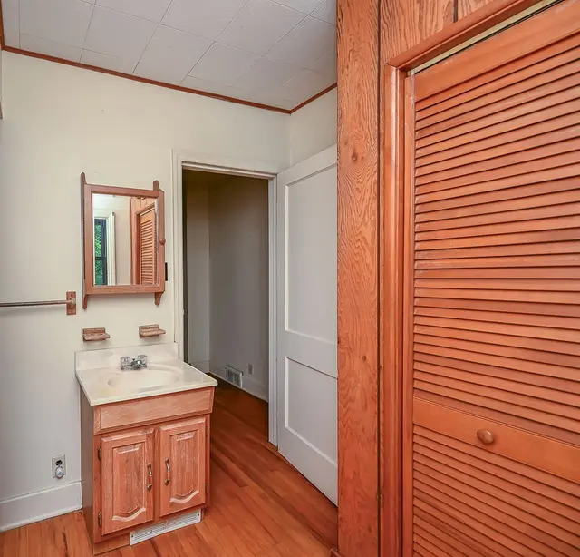 502 Bairdford Rd gallery image 6