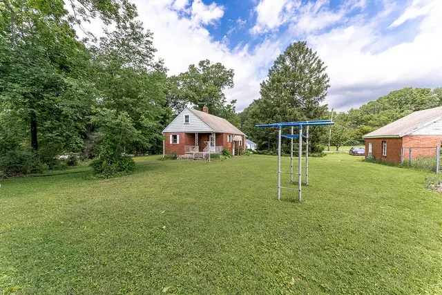 502 Bairdford Rd gallery image 24