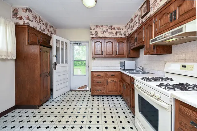 502 Bairdford Rd gallery image 26