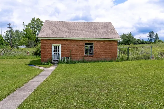 502 Bairdford Rd gallery image 34